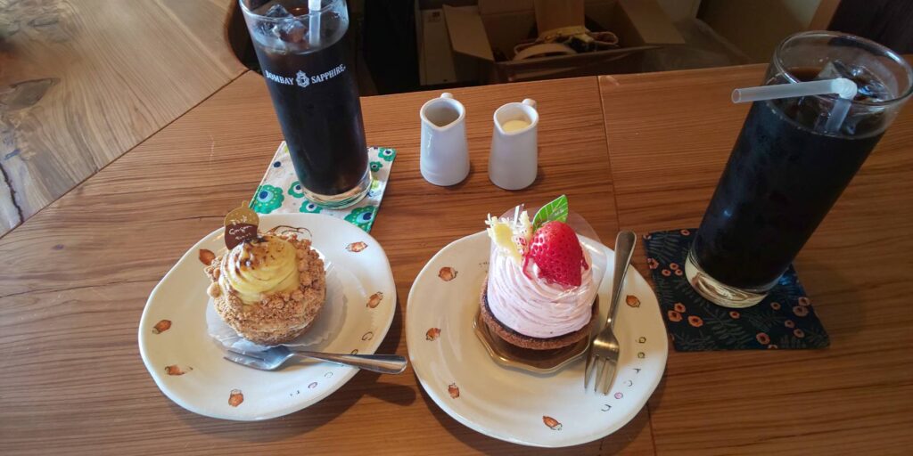 ケーキとアイスコーヒーの写真