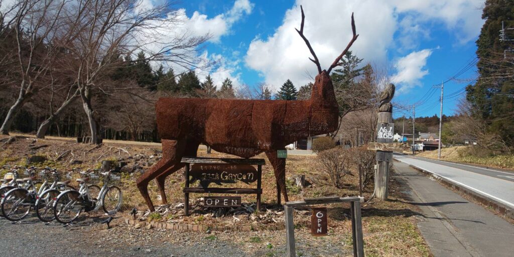 お店の目印・鹿のオブジェの写真